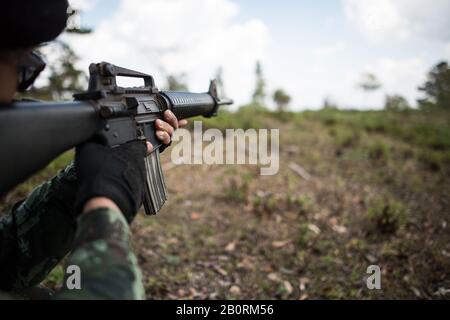 Véritable Objectif De Soldat Camouflage. Banque D'Images