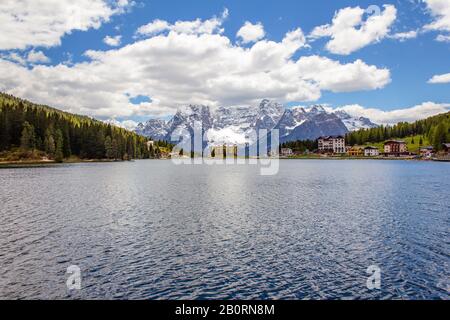 Vue Panoramique Du Village De Meurina, Parc National Tre Cime Di Lavaredo, Emplacement Auronzo, Alpes Des Dolomiti, Tyrol Du Sud, Italie, Europe. Coloré Banque D'Images