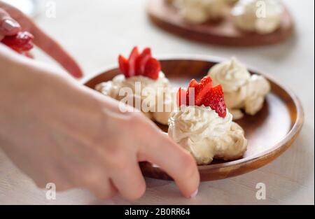 Gâteau de finglova aux fraises, dessert de pavlova, meringue aux fraises Banque D'Images