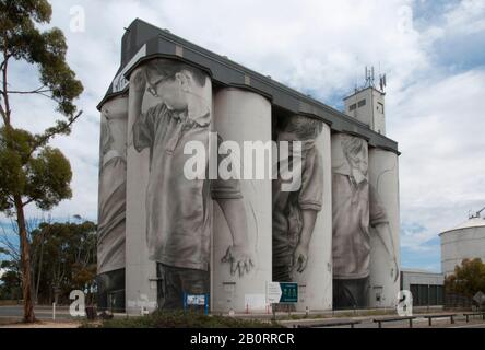 Art de silo de Guido van Helten, représentant des écoliers locaux, dans le petit hameau sud-australien de Coonalpyn Banque D'Images