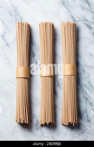 Nouilles soba sur fond de marbre blanc. Cuisine asiatique traditionnelle. Vue de dessus. Banque D'Images