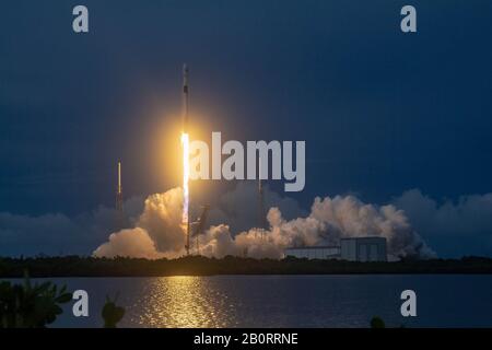 Cape CANAVERAL, États-Unis - 06 août 2019 - une fusée SpaceX Falcon 9 se lance dans l'espace avec LE satellite AMOS-17 de Cape Canaveral, Floride, États-Unis. Le Banque D'Images