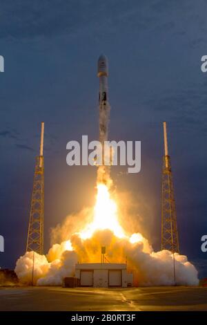 Cape CANAVERAL, États-Unis - 06 août 2019 - une fusée SpaceX Falcon 9 se lance dans l'espace avec LE satellite AMOS-17 de Cape Canaveral, Floride, États-Unis. Le Banque D'Images