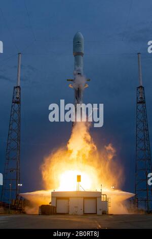 Cape CANAVERAL, États-Unis - 06 août 2019 - une fusée SpaceX Falcon 9 se lance dans l'espace avec LE satellite AMOS-17 de Cape Canaveral, Floride, États-Unis. Le Banque D'Images