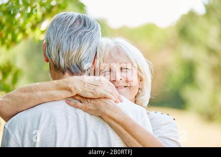 Couple d'aînés amoureux en été avec un hug Banque D'Images