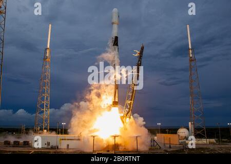 Cape CANAVERAL, États-Unis - 06 août 2019 - une fusée SpaceX Falcon 9 se lance dans l'espace avec LE satellite AMOS-17 de Cape Canaveral, Floride, États-Unis. Le Banque D'Images