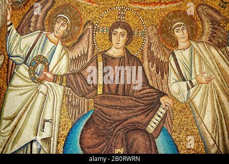 Abside mosaïque représentant un Christ byzantin, rasé de mosaïques romaines de la Basilique de San Vitale à Ravenne, Italie. Décoration en mosaïque payés par Em Banque D'Images