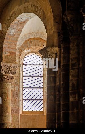 Vitrail de Pierre Soulages, église abbatiale Sainte Foy dans l'ancien village de Conques sur Saint James Way, Aveyron, Occitanie, France Banque D'Images