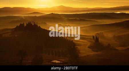 Golden Hour tourné à Val d'Orcia, site classé au patrimoine mondial De L'Unesco situé en Toscane, Italie Banque D'Images