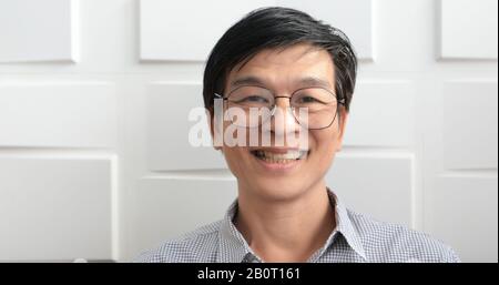 L'homme asiatique principal sourit et rit heureux Banque D'Images