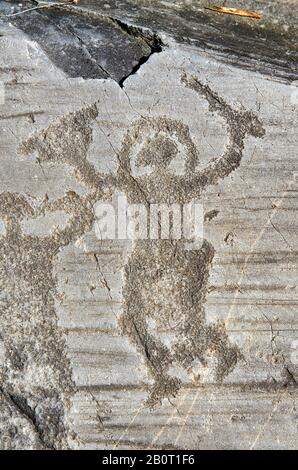 Petroglyph, sculpture sur roche, d'un guerrier portant un casque et portant une épée et un bouclier. Sculpté par l'ancien peuple Camuni dans l'âge du fer entre Banque D'Images