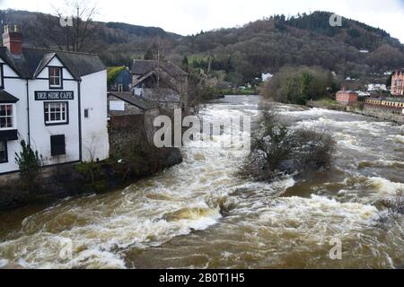 La Dee de la rivière à Llangollen, un torrent torrent gonflant à travers la ville. Banque D'Images