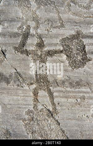 Petroglyph, sculpture de roche, d'un guerrier avec une épée et un carré spiralé. Sculpté par l'ancien peuple Camuni dans l'âge du fer entre 1000-1600 av. J.-C. Roc Banque D'Images