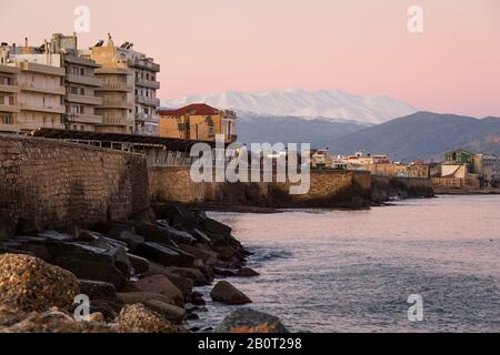 Héraklion, Grèce - 11 janvier 2020: Vue d'Héraklion depuis le vieux port, Crète, Grèce. Banque D'Images