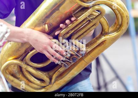 Une macro de tuba musicien dans la rue de la ville Banque D'Images