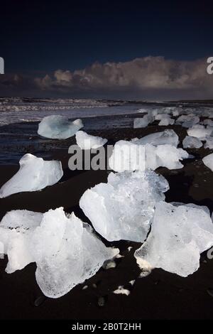 Icebergs sur le lac Joekulsárlón en lumière du soir, Islande Banque D'Images