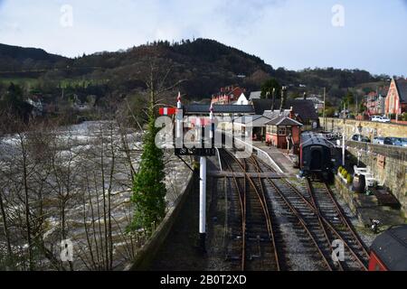 Gare ferroviaire de Llangollen le long de la rivière Dee Wales. Banque D'Images