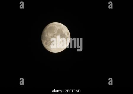 Pleine lune dans le ciel noir, Pays-Bas Banque D'Images