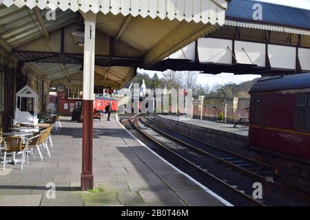 Gare ferroviaire de Llangollen le long de la rivière Dee Wales. Banque D'Images