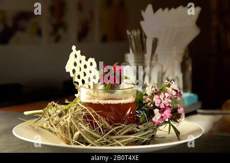 Le cocktail russe blanc. Vodka, liqueur de café et crème servies avec de la glace dans un verre laqué Banque D'Images