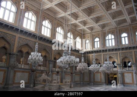 Chandeliers et salle de Tahniyat mahal intérieur, Hyderabad, Telangana, Inde Banque D'Images