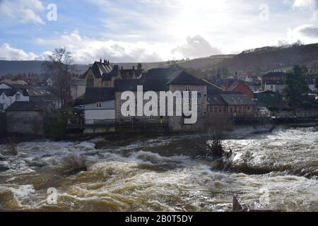 La Dee de la rivière à Llangollen, un torrent torrent gonflant à travers la ville. Banque D'Images