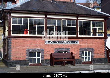 Gare ferroviaire de Llangollen le long de la rivière Dee Wales. Banque D'Images