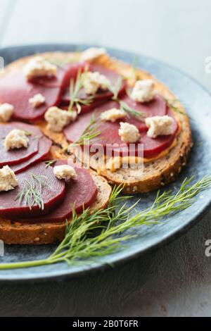 Betteraves pickled sur Toast avec Vegan Feta Banque D'Images