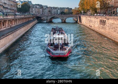 Paris, France - 14 septembre 2019 : touristes visitant la ville de Paris depuis la Seine Banque D'Images