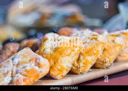 Assortiment de pâtisseries sucrées fraîchement cuits à la vente au guichet du french bakery Banque D'Images