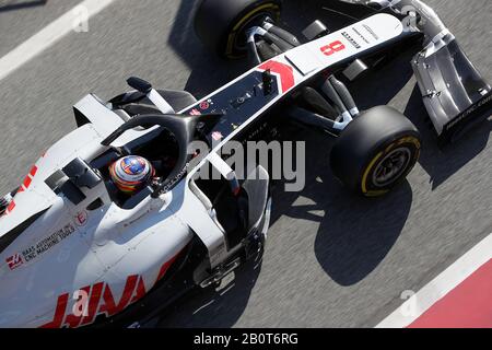 Haas' Romain Grosjean dans la voie de la fosse au cours du troisième jour de tests pré-saison au circuit de Barcelone - Catalunya. Banque D'Images