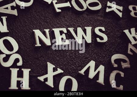 Concept de mot d'actualité. Mot d'actualité sur le tableau noir Banque D'Images