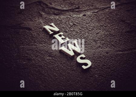 Concept de mot d'actualité. Mot d'actualité sur le tableau noir Banque D'Images