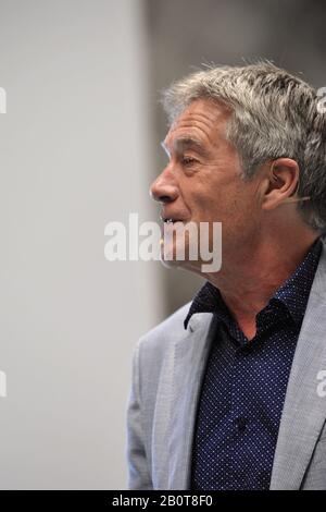 Timothy 'Tiff' Needell (pilote de course britannique, présentateur de télévision) au London Classic car Show qui a ouvert aujourd'hui à Olympia London, Royaume-Uni. Plus de 500 des plus belles voitures classiques et marques au monde, d'une valeur de 70 millions de livres sterling, sont exposées au salon, allant des tournois d'avant-guerre d'époque aux voitures de concept modernes. Le spectacle compte environ 20 000 visiteurs, allant des têtes essence aux gens qui aiment juste les véhicules beaux et classiques. Banque D'Images