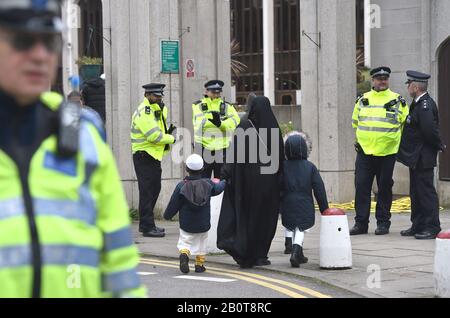 Les fidèles arrivent pour des prières à midi à la Mosquée centrale de Londres, près de Regent's Park, au nord de Londres, où un homme a été arrêté à la suite de soupçons de tentative de meurtre jeudi après que la police ait été appelée à faire état d'un poignarement. Banque D'Images