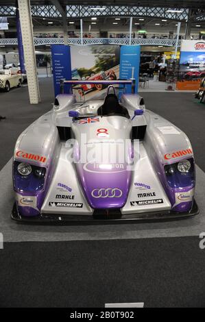 Une voiture de course Audi   LMP 1 exposée au London Classic car Show qui a ouvert ses portes aujourd'hui à Olympia London, Royaume-Uni. Plus de 500 des plus belles voitures classiques et marques au monde, d'une valeur de 70 millions de livres sterling, sont exposées au salon, allant des tournois d'avant-guerre d'époque aux voitures de concept modernes. Le spectacle compte environ 20 000 visiteurs, allant des têtes essence aux gens qui aiment juste les véhicules beaux et classiques. Banque D'Images