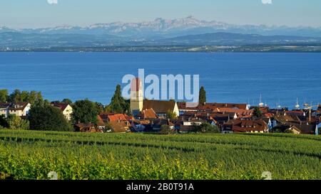 Hagnau Sur Le Lac De Constance, Allemagne. En arrière-plan les montagnes suisses. Banque D'Images