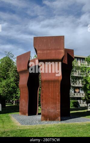 Munich - le sculpteur basque espagnol Eduardo Chilida a fait cette dernière de ses sculptures monumentales en 1997. Il s'appelle "Buscando la Luz". Banque D'Images