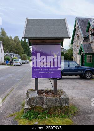 Bien qu'il soit fermé pour rénovation, l'hôtel signe pour le Tomich Hotel annonçant des vacances, le Black Pennell Bar, et le Grouse et le restaurant Claret Banque D'Images