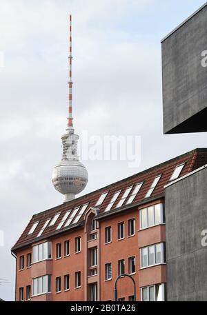 Berlin, Allemagne. 21 février 2020. La tour de télévision est à la vue de nombreux appartements de location. Le texte de la loi devrait être publié le 22 février et entrera en vigueur le lendemain. Crédit: Annette Riedl/Dpa/Alay Live News Banque D'Images