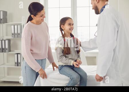 Mère et fille de famille visitant un pédiatre à la clinique. Banque D'Images