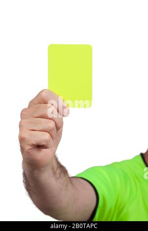 Carte jaune dans le football arbitre main isolée sur fond blanc. L'image contient un masque. Banque D'Images