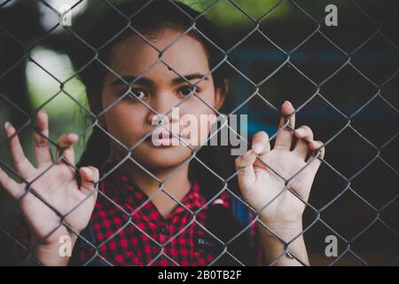 Fille triste dans la cage Banque D'Images