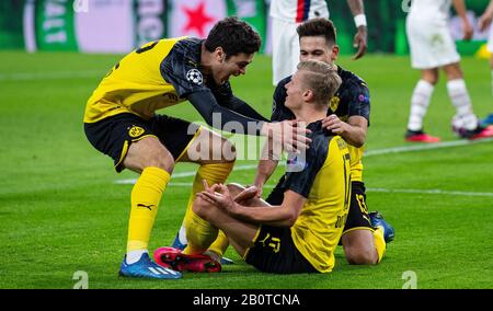 Dortmund, Allemagne. 18 février 2020. Football: Ligue des Champions, Borussia Dortmund - Paris Saint-Germain, coups de pied, les seize dernières, les premières jambes. Le buteur de Dortmund Erling Haaland se dresse sur l'herbe à travers les pattes lorsqu'il célèbre son objectif de 1 à 0. Sur la gauche se trouve Giovanni Reyna de Dortmund et derrière lui Raphael Guerreiro. Crédit: Guido Kirchner/Dpa/Alay Live News Banque D'Images