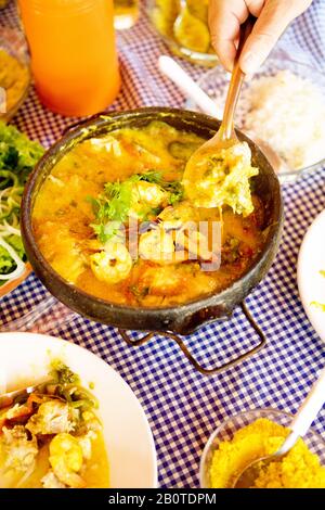 Culinária típica bahiana. Moqueca de camarão, ragoût de crevettes, Ilhéus, Bahia, Brésil Banque D'Images