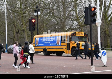 Un bus scolaire yellwo avec un message post-anniversaire pour le duc de York, de l'avocat américain Gloria Allred, en conduisant le long du centre commercial vers Buckingham Palace, Londres. Mme Allred, qui représente cinq des victimes de Jeffrey Epstein, a été critique envers le duc pour ne pas parler avec le FBI de son ancien ami Epstein. Banque D'Images