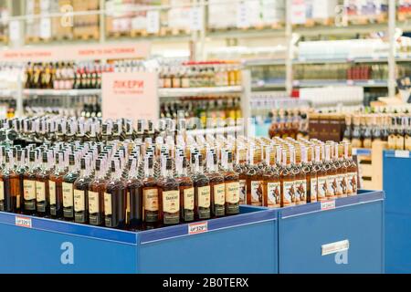 Kiev, Ukraine. 8 février 2020 Étagères avec bouteilles d'alcool dans le supermarché. Le concept de l'alcoolisme et de la dépendance à l'alcool. Banque D'Images