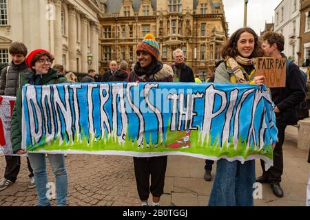 Cambridge, Royaume-Uni. 21 février 2020. L'UCU Cambridge Zero Carbon Society tient un rassemblement communautaire avec la rébellion d'extinction pour soutenir les conférenciers universitaires. Ils demandent également à l'université de Cambridge de se défaire de Fossil Fuels et de réduire les liens avec l'industrie du combustible fossile. Penelope Barritt/Alay Live News Banque D'Images