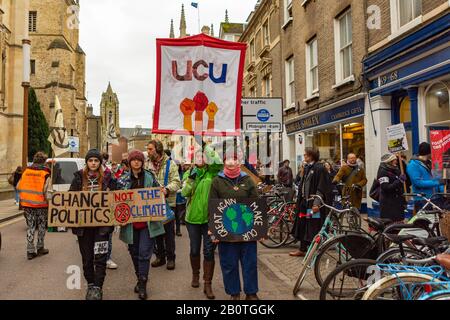 Cambridge, Royaume-Uni. 21 février 2020. L'UCU Cambridge Zero Carbon Society tient un rassemblement communautaire avec la rébellion d'extinction pour soutenir les conférenciers universitaires. Ils demandent également à l'université de Cambridge de se défaire de Fossil Fuels et de réduire les liens avec l'industrie du combustible fossile. Penelope Barritt/Alay Live News Banque D'Images