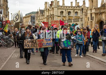 Cambridge, Royaume-Uni. 21 février 2020. L'UCU Cambridge Zero Carbon Society tient un rassemblement communautaire avec la rébellion d'extinction pour soutenir les conférenciers universitaires. Ils demandent également à l'université de Cambridge de se défaire de Fossil Fuels et de réduire les liens avec l'industrie du combustible fossile. Penelope Barritt/Alay Live News Banque D'Images